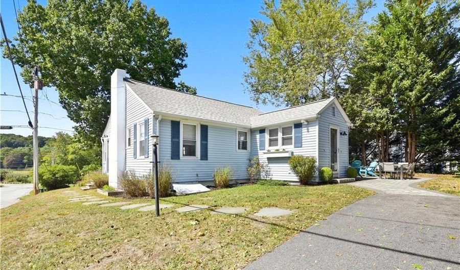 18 Lakeview Dr, Narragansett, RI 02882 - 2 Beds, 1 Bath