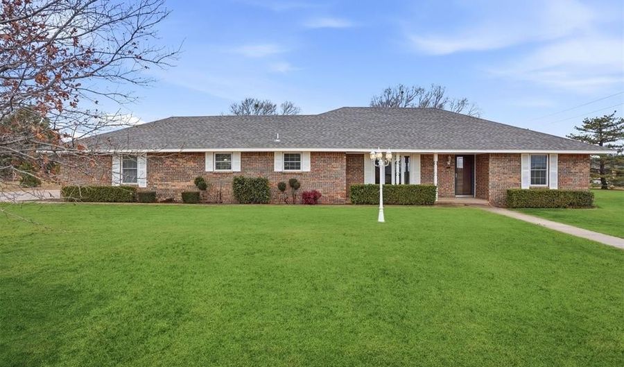 1 Constitution Ave, Altus, OK 73521 - 3 Beds, 2 Bath