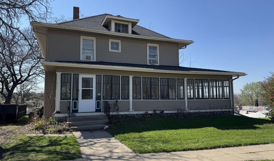 701 MAPLE St, Atlantic, IA 50022 - 3 Beds, 2 Bath