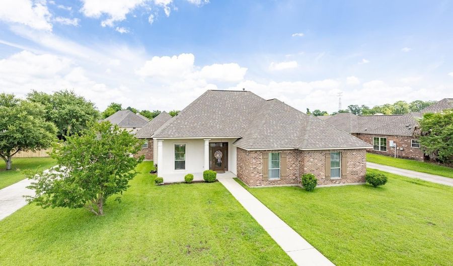 3324 Rivers Edge Dr, Addis, LA 70710 - 4 Beds, 2 Bath