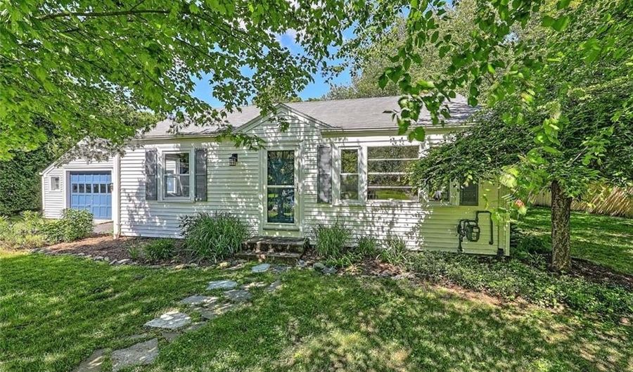 9 Roberta Dr, Barrington, RI 02806 - 2 Beds, 2 Bath