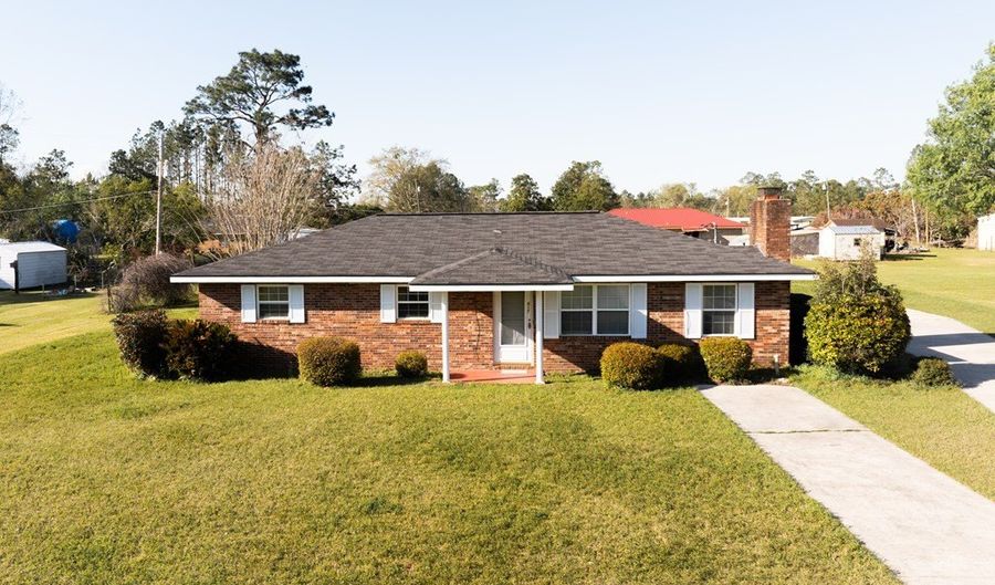 617 NORTHWOOD Dr, Baxley, GA 31513 - 3 Beds, 2 Bath