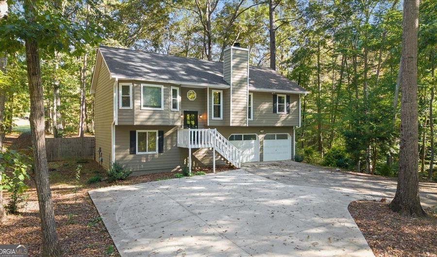 1528 Oakleaf Dr, Auburn, GA 30011 - 3 Beds, 3 Bath