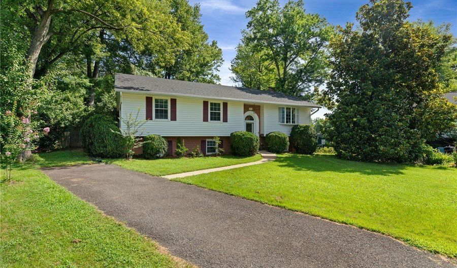 8502 WOODBINE Ln, Annandale, VA 22003 - 5 Beds, 3 Bath