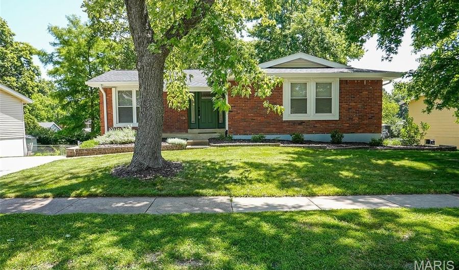 270 Village Creek Dr, Ballwin, MO 63021 - 3 Beds, 2 Bath