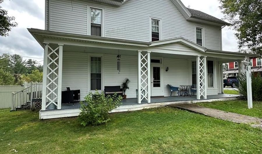 114 E Concord St, Athens, WV 24712 - 5 Beds, 2 Bath