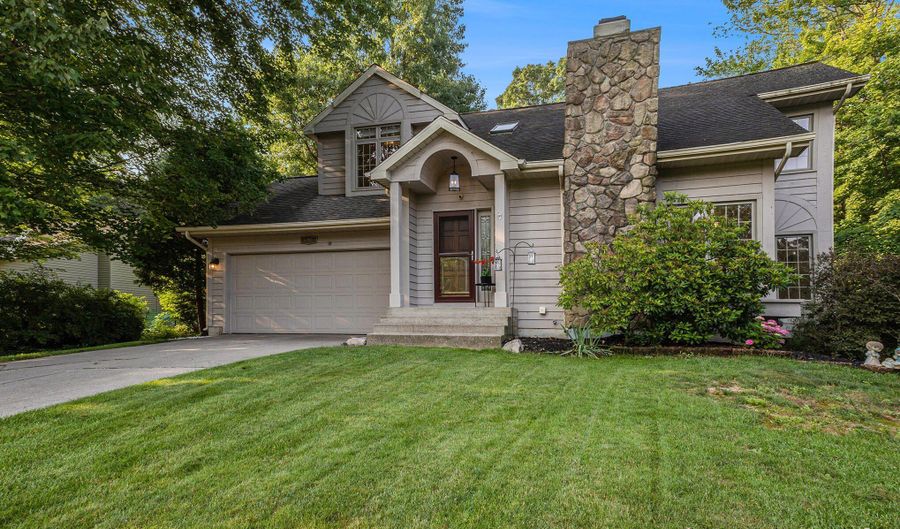 5268 E Woodmeade Ct SE, Ada, MI 49301 - 3 Beds, 4 Bath