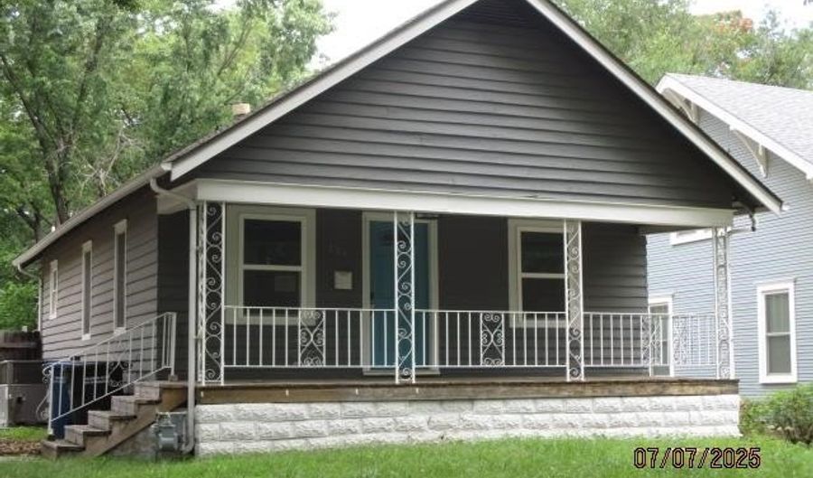 224 E Broadway Ave, Augusta, KS 67010 - 3 Beds, 2 Bath