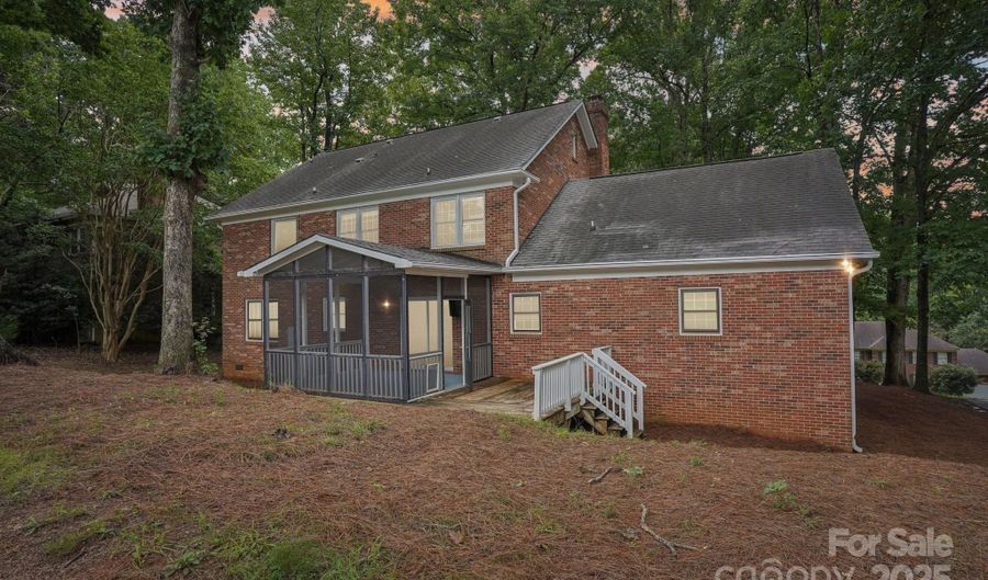 10016 Whitethorn Dr, Charlotte, NC 28277 - 4 Beds, 3 Bath