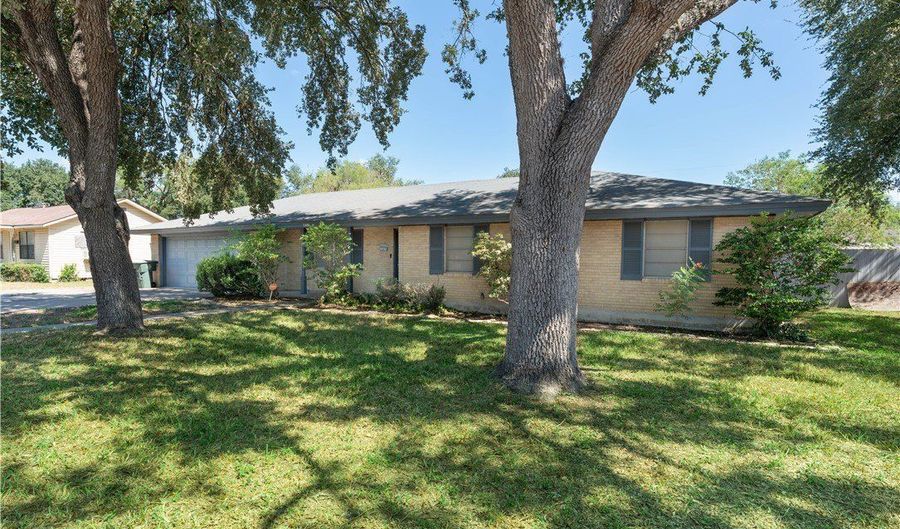 709 Lincoln St, Alice, TX 78332 - 3 Beds, 2 Bath