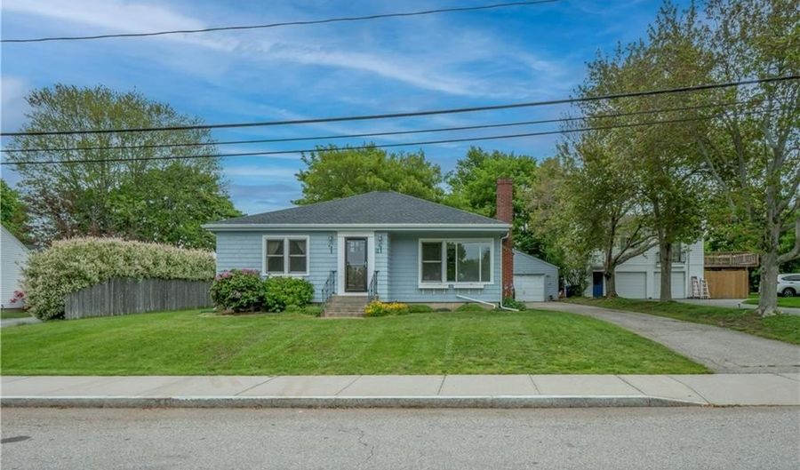 14 Dexter St, Newport, RI 02840 - 3 Beds, 2 Bath