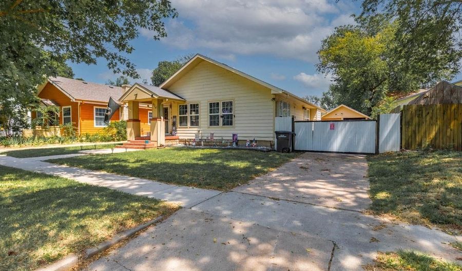 914 S A St, Arkansas City, KS 67005 - 3 Beds, 3 Bath