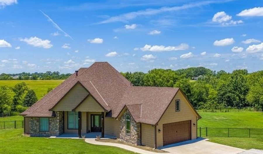 805 N Madison Blvd, Bartlesville, OK 74006 - 3 Beds, 2 Bath