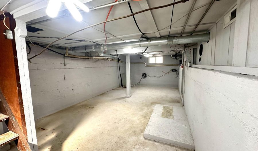 2931 Washington Ave, Bedford, IN 47421 - 2 Beds, 1 Bath