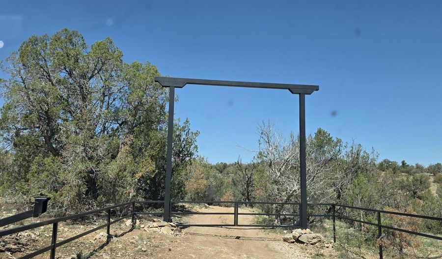 8200 W Rolling Ridge Rd, Ash Fork, AZ 86320 - 2 Beds, 2 Bath