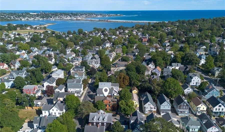 17 Lincoln St, Newport, RI 02840 - 9 Beds, 4 Bath