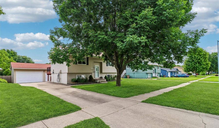 615 10th Ave NW, Altoona, IA 50009 - 4 Beds, 2 Bath