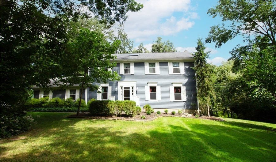 610 Deep Woods Dr, Aurora, OH 44202 - 4 Beds, 3 Bath