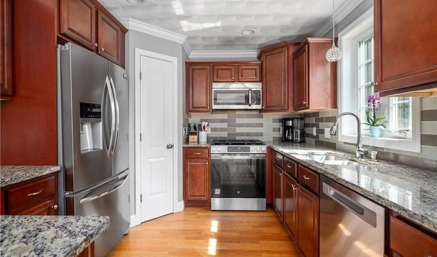 3560 Diamond Hill Rd, Cumberland, RI 02864 - 3 Beds, 3 Bath
