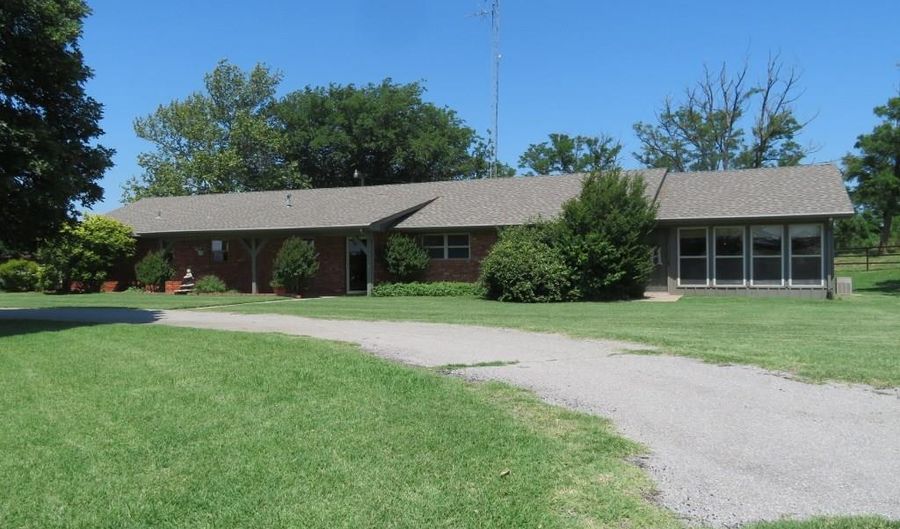 9985 N US 183 Hwy, Arapaho, OK 73620 - 3 Beds, 3 Bath