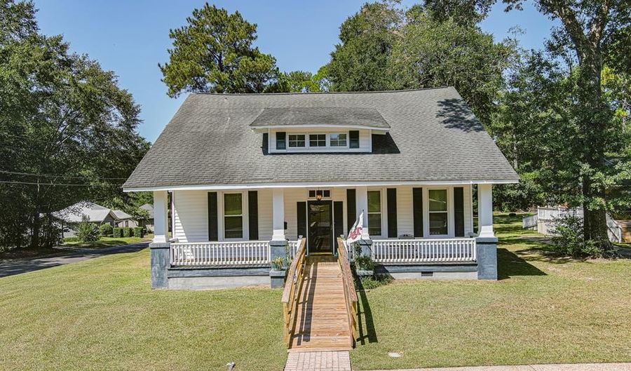 301 Third Ave, Andalusia, AL 36420 - 4 Beds, 3 Bath
