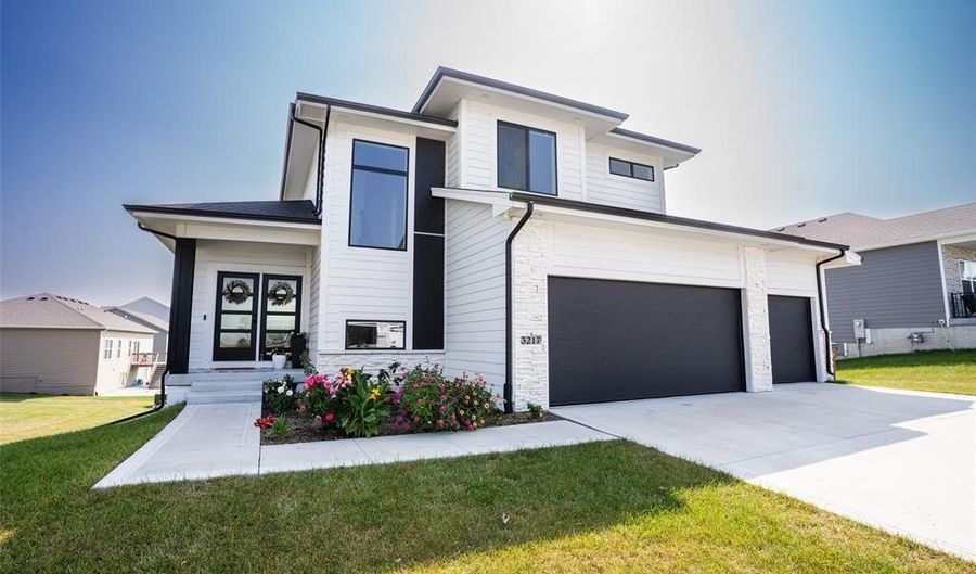 3217 Lakeview Dr SE, Altoona, IA 50009 - 3 Beds, 3 Bath