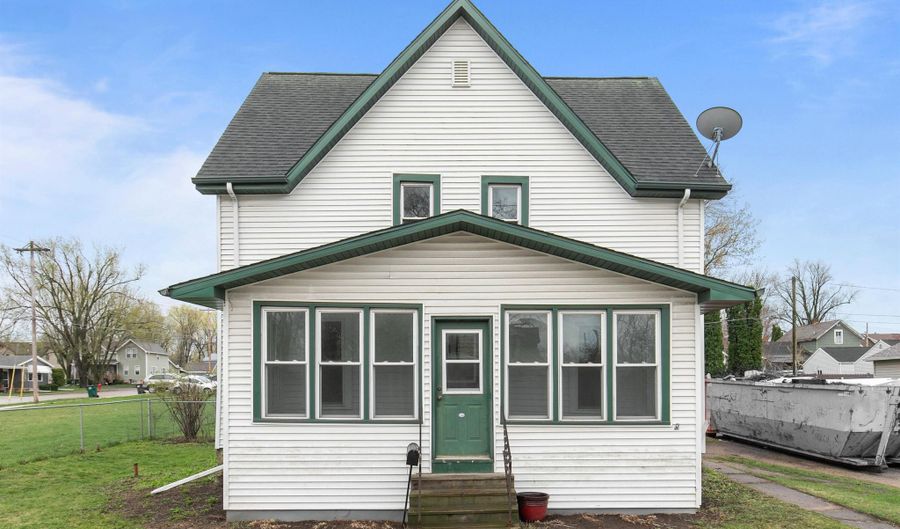 210 E WOLF RIVER Ave, New London, WI 54961 - 3 Beds, 2 Bath