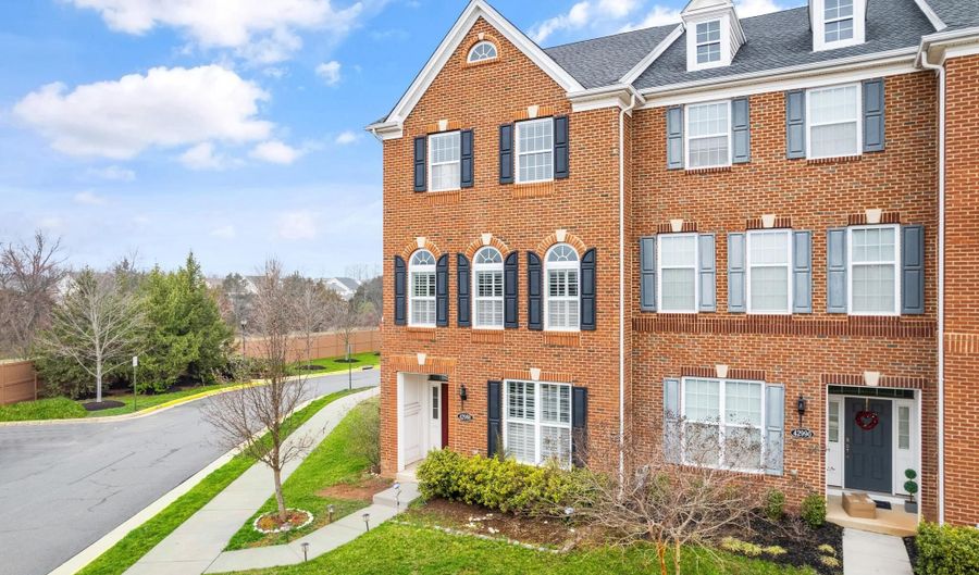 42988 ATOKA MANOR Ter, Ashburn, VA 20148 - 4 Beds, 4 Bath