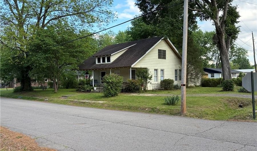 409 NW 1st St, Atkins, AR 72823 - 4 Beds, 1 Bath
