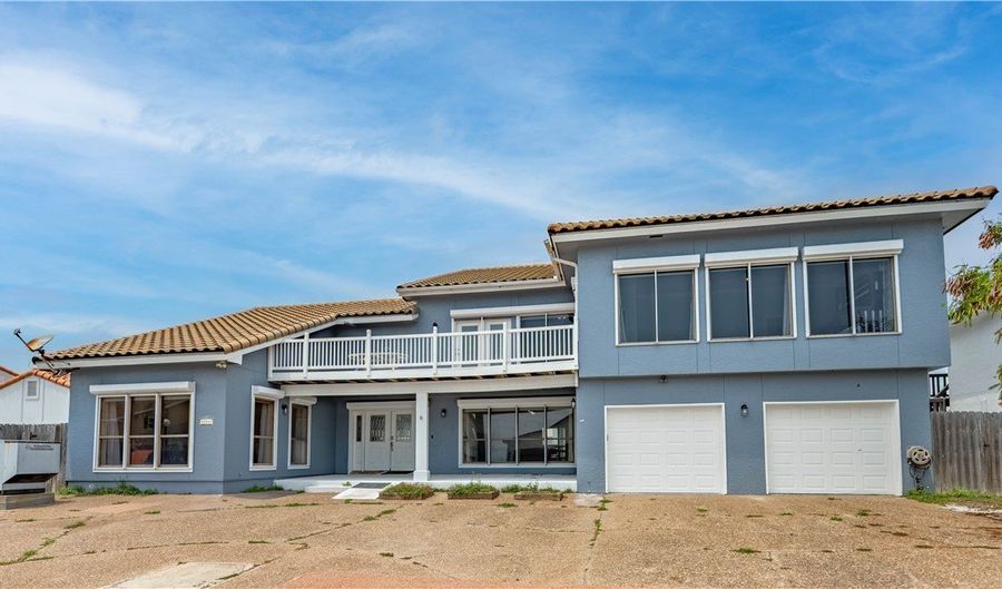 214 Bayview Dr, Aransas Pass, TX 78336 - 4 Beds, 5 Bath