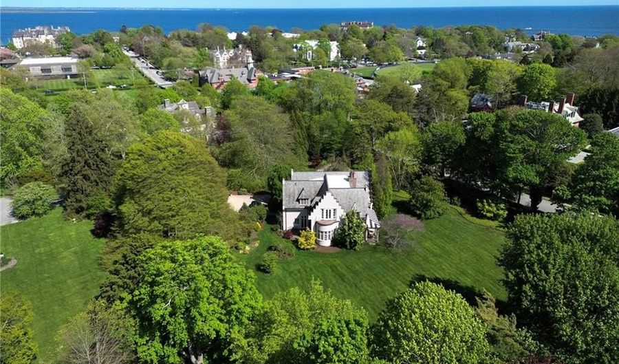 14 Leroy Ave, Newport, RI 02840 - 3 Beds, 4 Bath