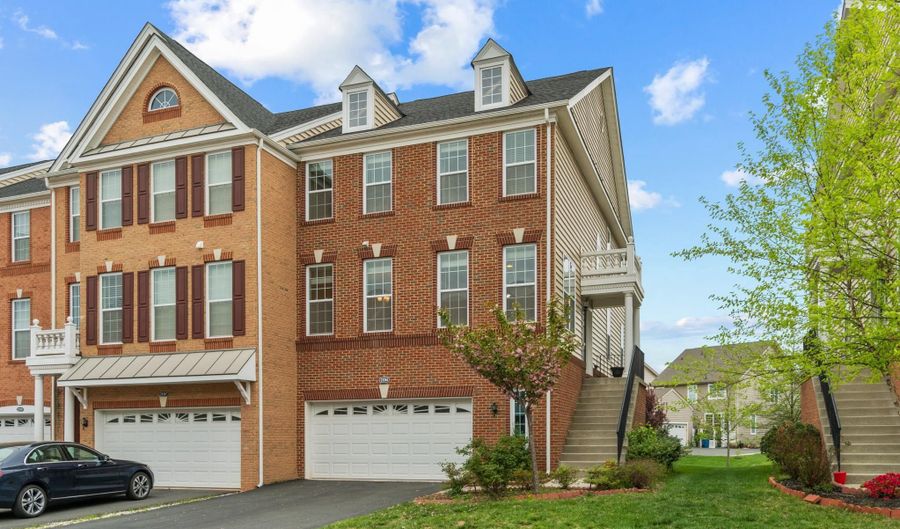 23265 HANWORTH St, Ashburn, VA 20148 - 3 Beds, 4 Bath