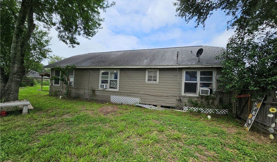 738 W 1st St, Alice, TX 78332 - 6 Beds, 2 Bath