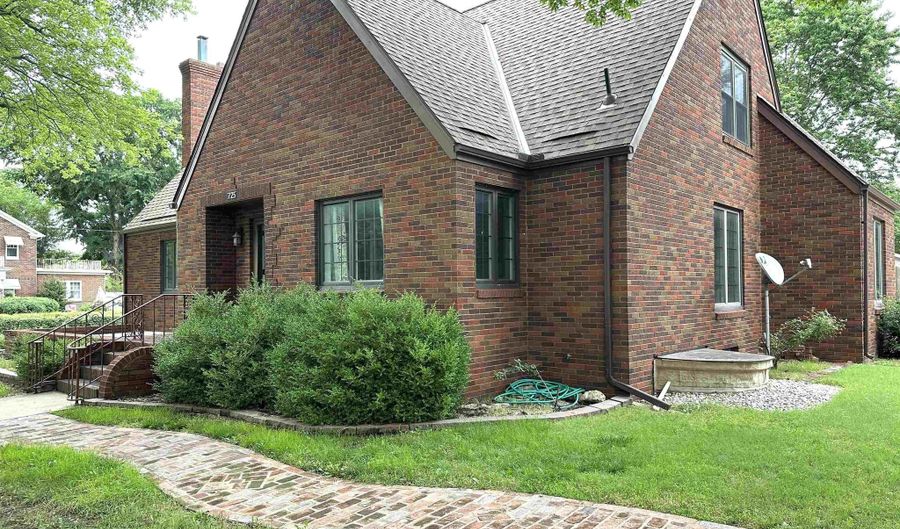 725 N Anthony Ave, Anthony, KS 67003 - 4 Beds, 3 Bath