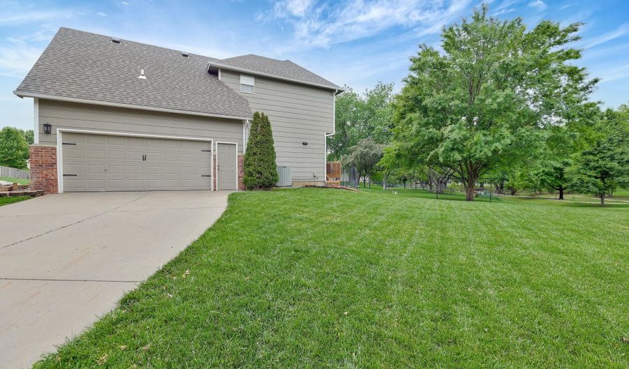 416 Country Hills Dr, Augusta, KS 67010 - 6 Beds, 4 Bath