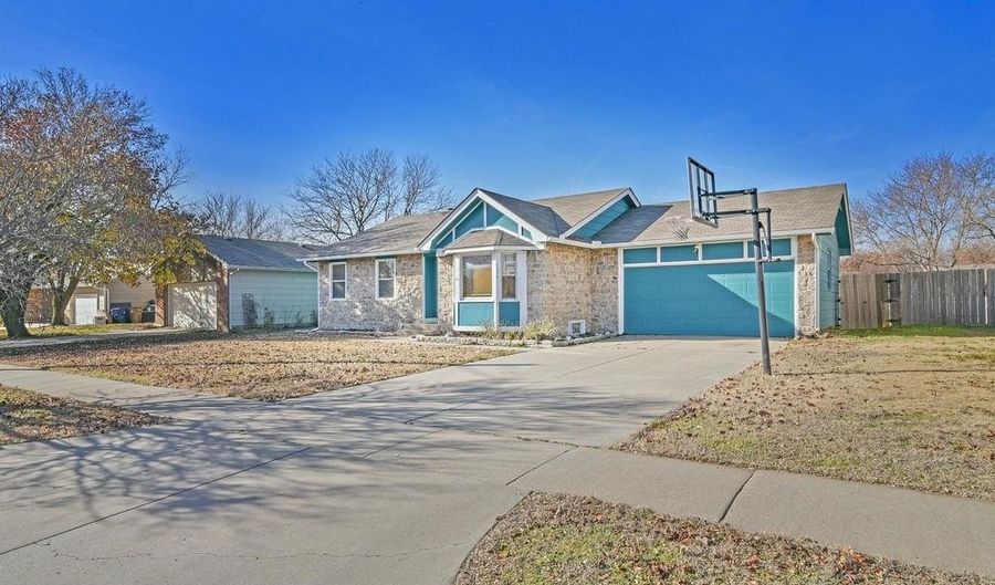 4055 Farmstead St, Bel Aire, KS 67220 - 3 Beds, 3 Bath