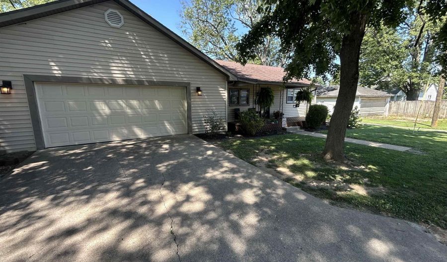 206 S Jefferson St, Bicknell, IN 47512 - 3 Beds, 2 Bath