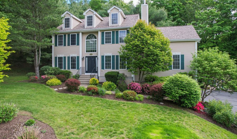 40 Nathan Hale Ct, Cheshire, CT 06410 - 4 Beds, 3 Bath