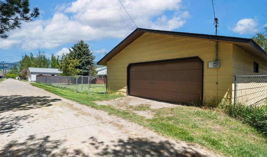 2105 Lincoln St, Anaconda, MT 59711 - 5 Beds, 3 Bath