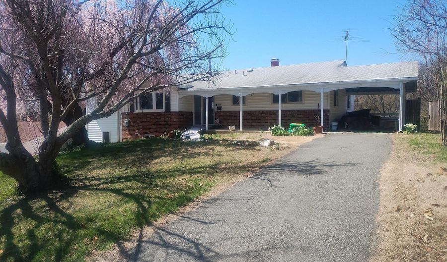 5008 REGINA Dr, Annandale, VA 22003 - 6 Beds, 4 Bath