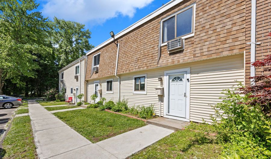 7 Sutton Pl 7, Bloomfield, CT 06002 - 2 Beds, 2 Bath