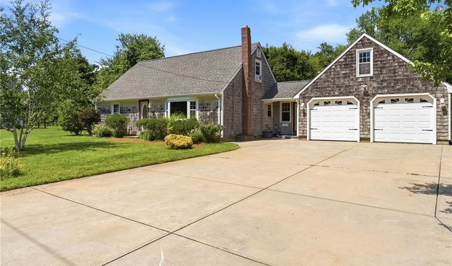 6 Lakewood Dr, Narragansett, RI 02882 - 4 Beds, 2 Bath