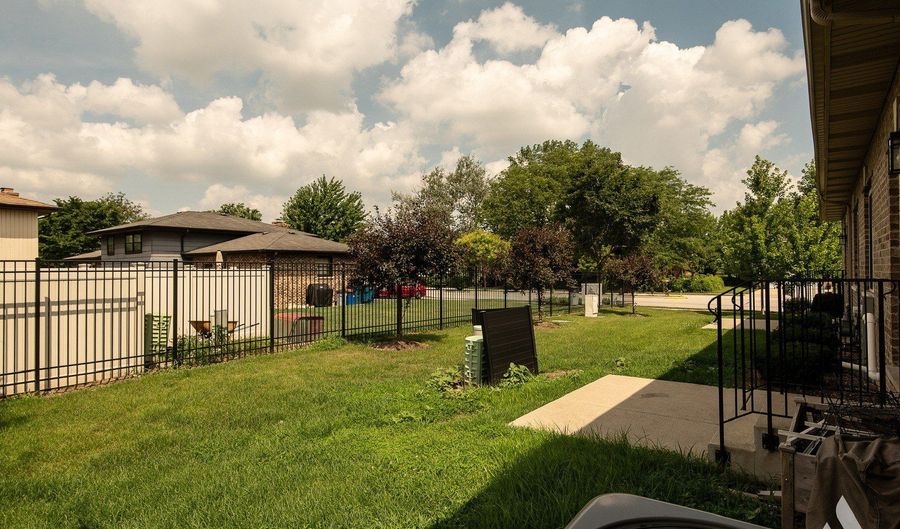 544 N Woodland Ct, Addison, IL 60101 - 2 Beds, 2 Bath