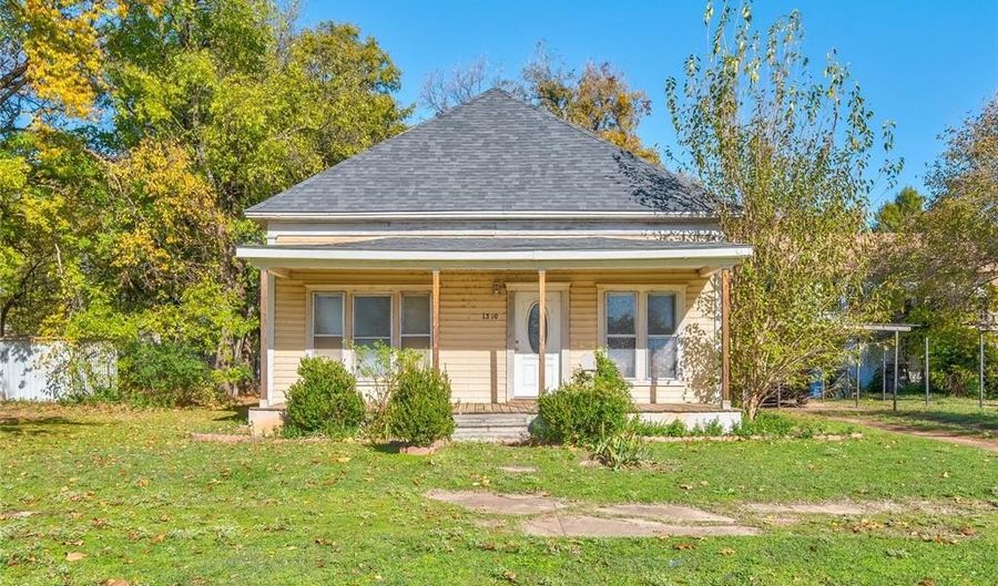 1310 W Minnesota Ave, Chickasha, OK 73018 - 3 Beds, 2 Bath