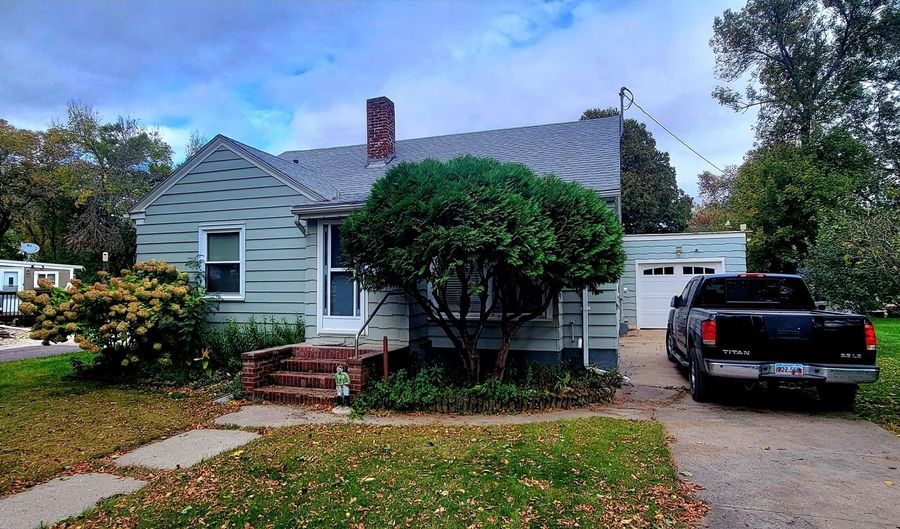 315 West St, Bristol, SD 57219 - 3 Beds, 2 Bath