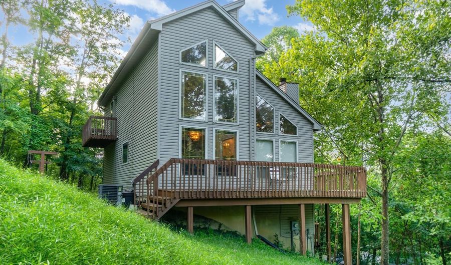 222 Obannon Ave, Loveland, OH 45140 - 2 Beds, 3 Bath