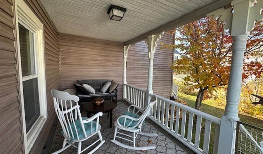 68 Park St, Belfast, ME 04915 - 2 Beds, 2 Bath