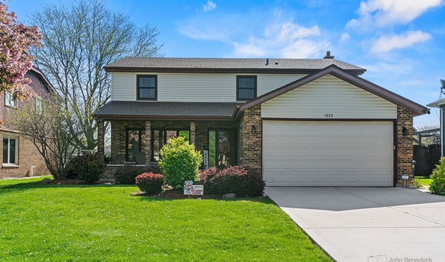 1223 N Itasca Rd, Addison, IL 60101 - 4 Beds, 4 Bath