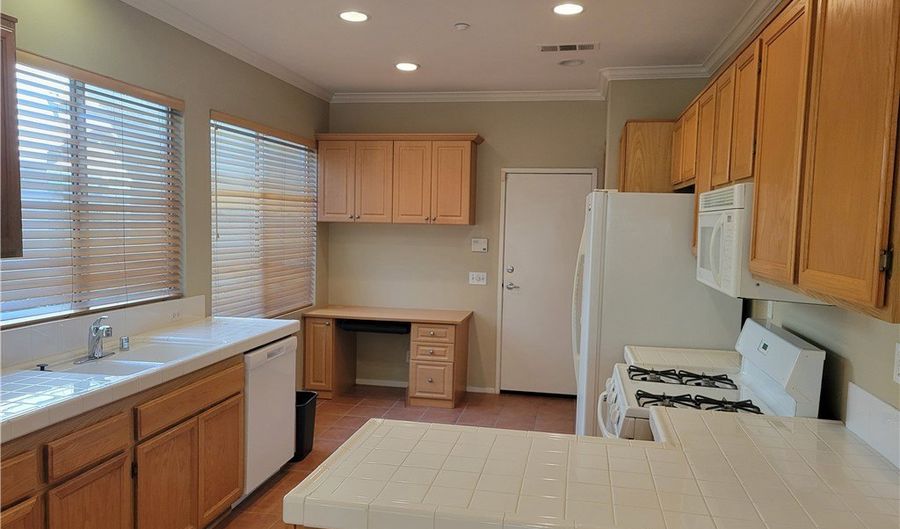 33 Sobrante, Aliso Viejo, CA 92656 - 2 Beds, 3 Bath