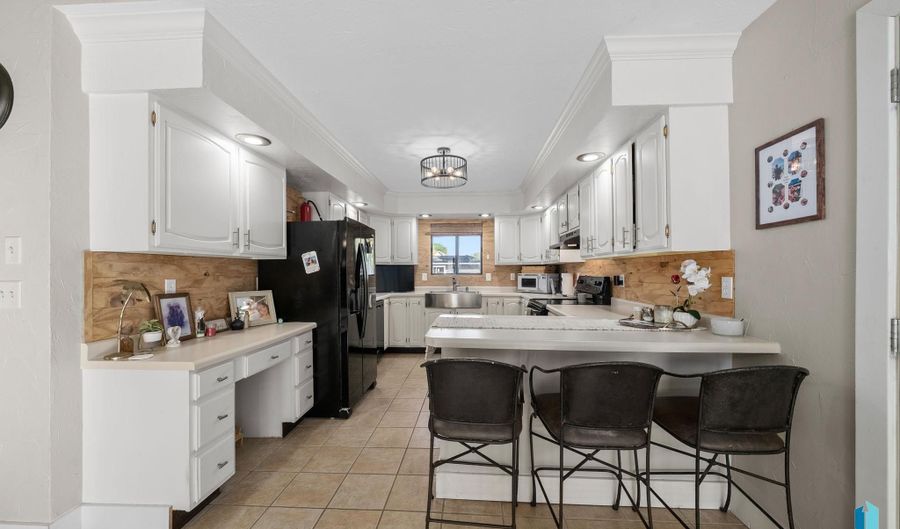 600 S 3rd St, Beresford, SD 57004 - 4 Beds, 2 Bath